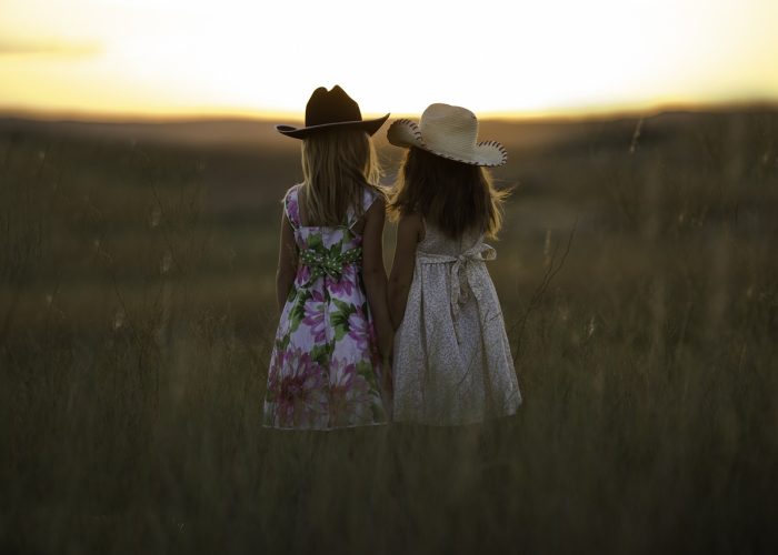 sisters-gaf6611798_1280